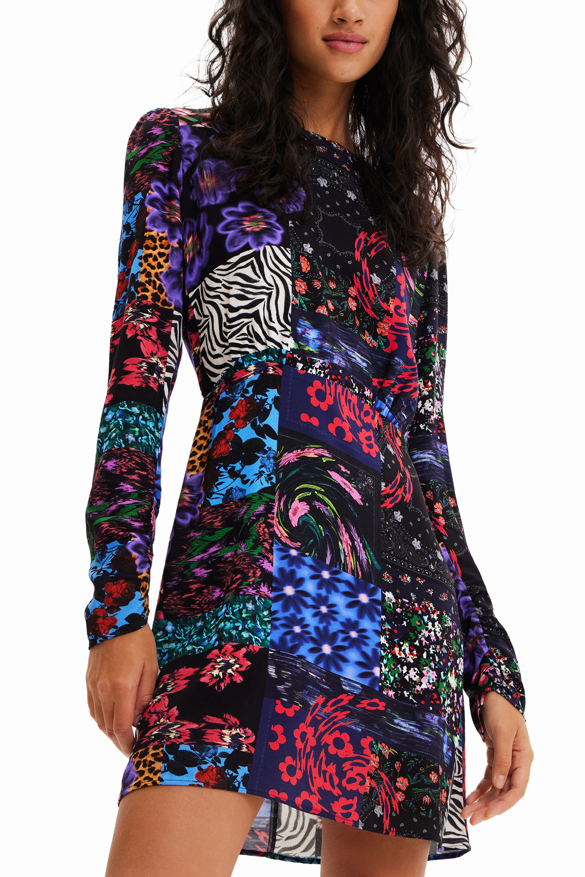 Vestido curto com detalhe recortado