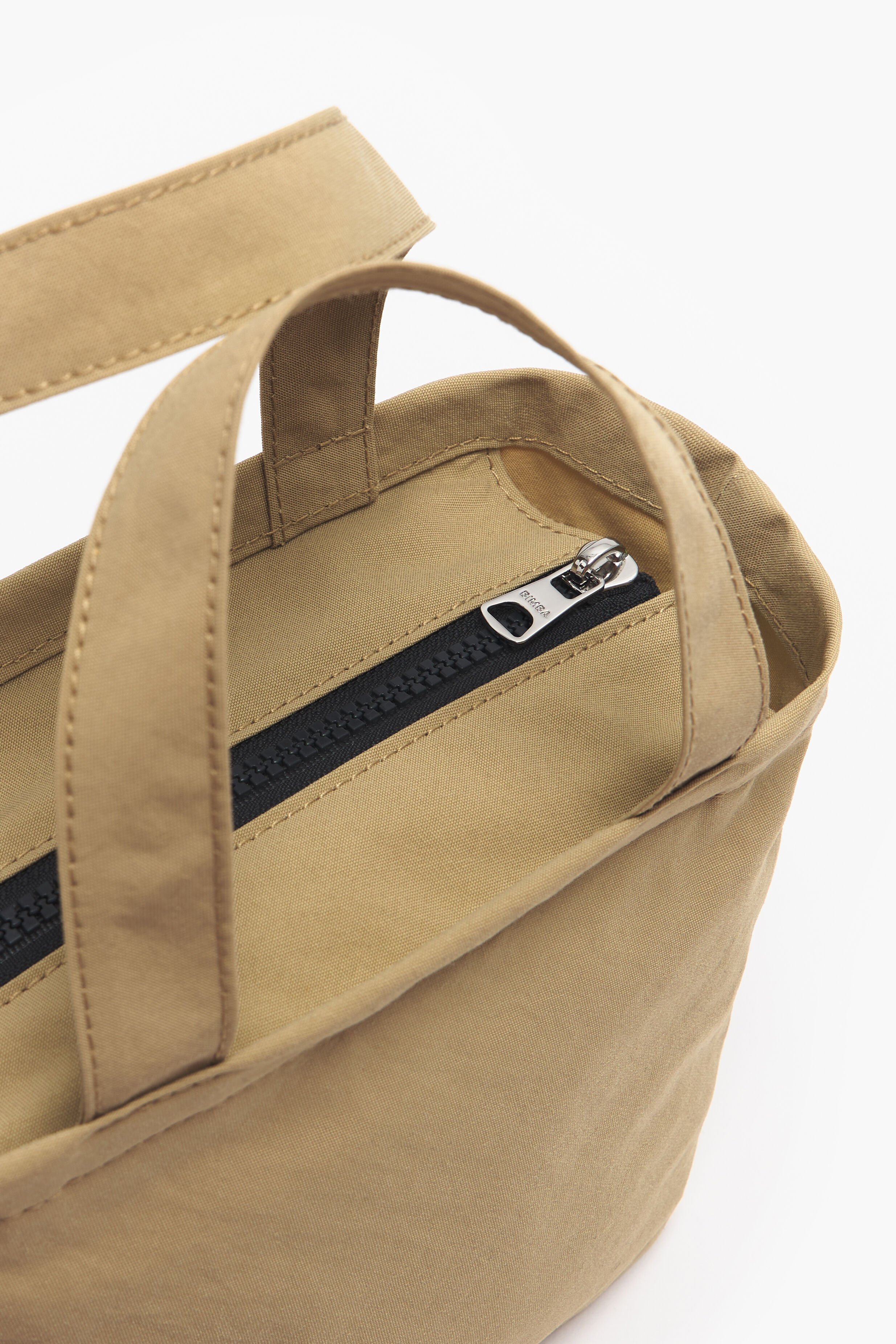 Mini bolsa trapezoidal em nylon natural