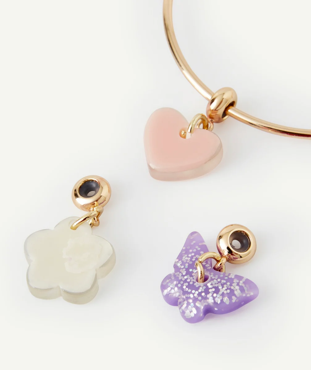 BRACELET JONC COULEUR DORÉE FILLE AVEC BRELOQUES FLEUR COEUR ET PAPILLON