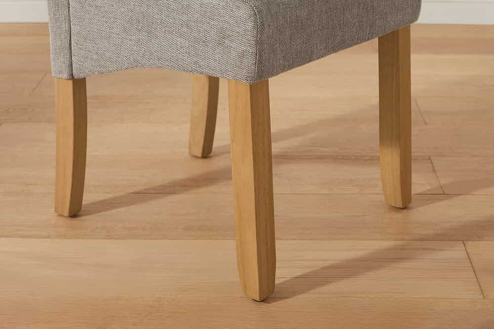 Design Stuhl CASA taupe Strukturstoff Massivholzbeine mit Zierknöpfen und Nackenrolle