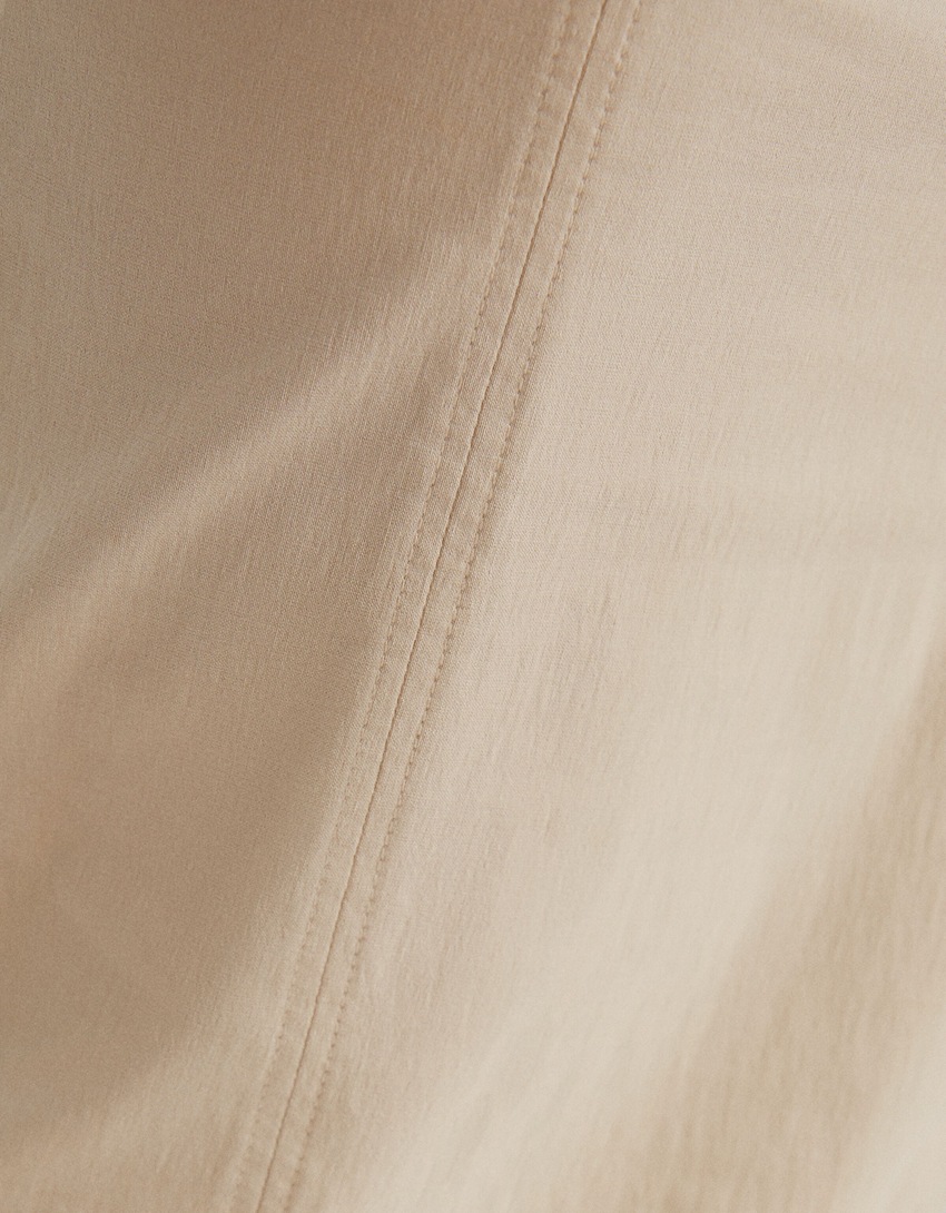 Vestido midi ajustado com alças largas.