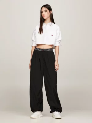 Camisa Oxford Cropped com Detalhe de Emblema