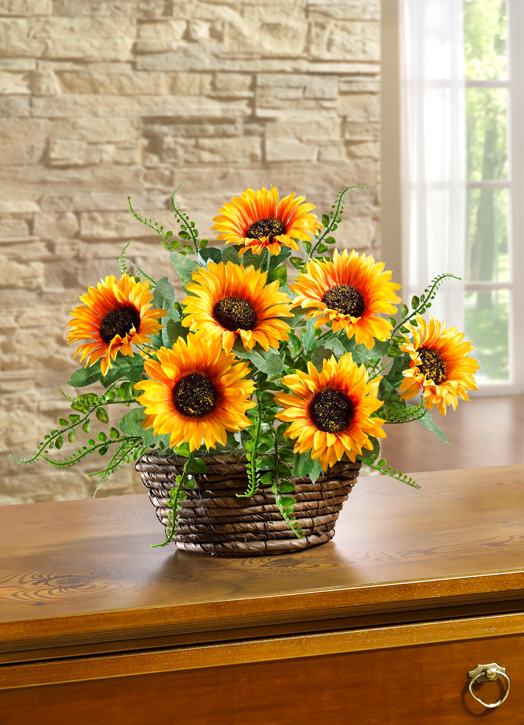 Sonnenblumen-Gesteck in Weidenkorb