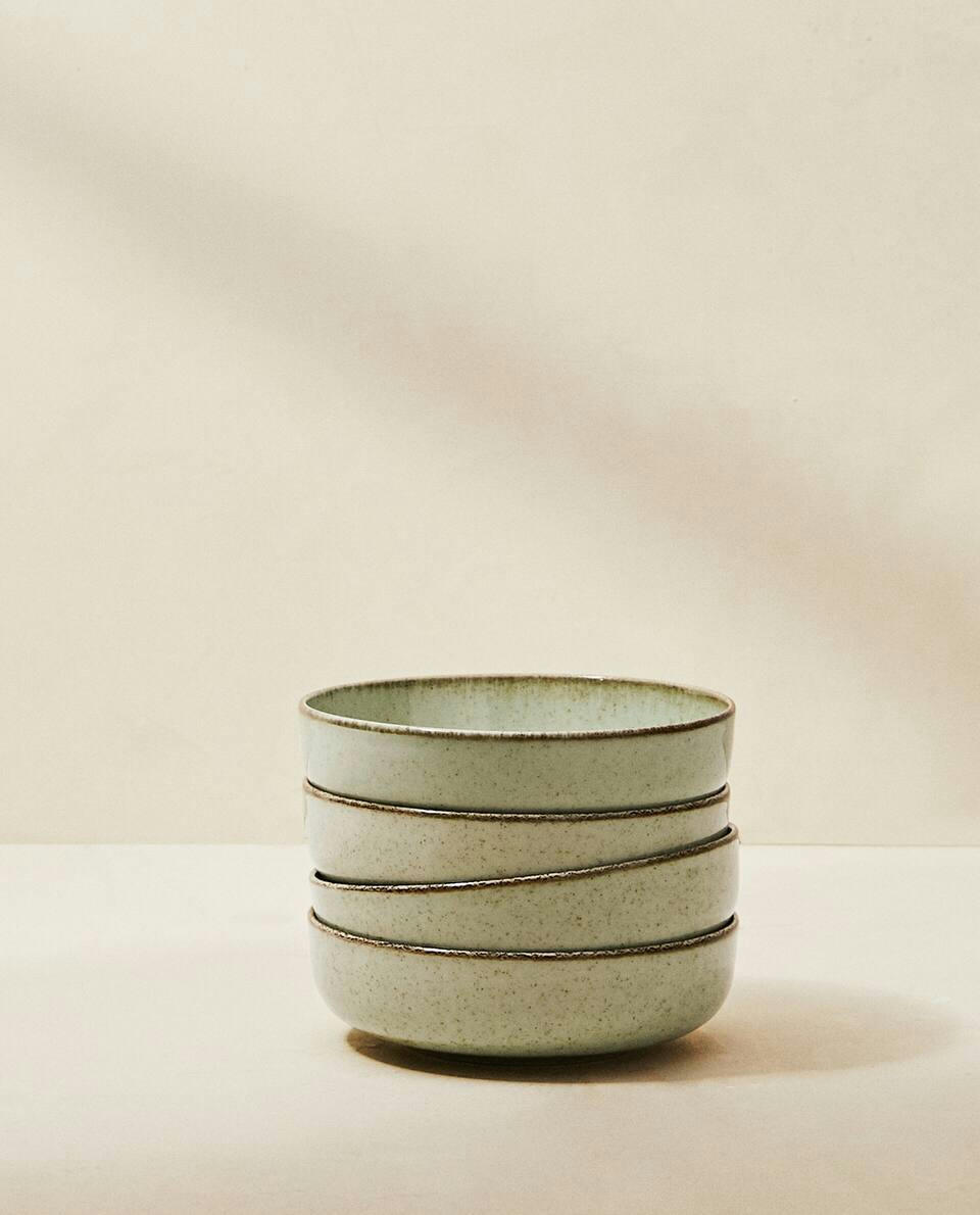 Tigela de porcelana com borda de acabamento antigo