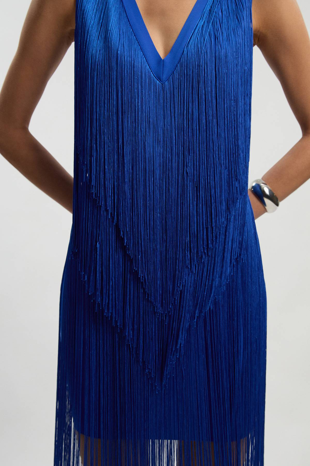 KarenMillen Robe Mi-Longue Tricotée à Col V avec Franges Bandage
