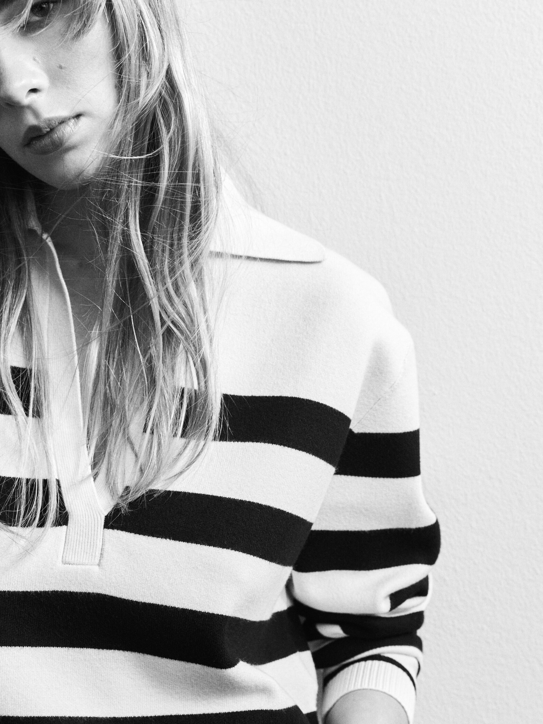 Camisa polo listrada com gola alta - PRETA