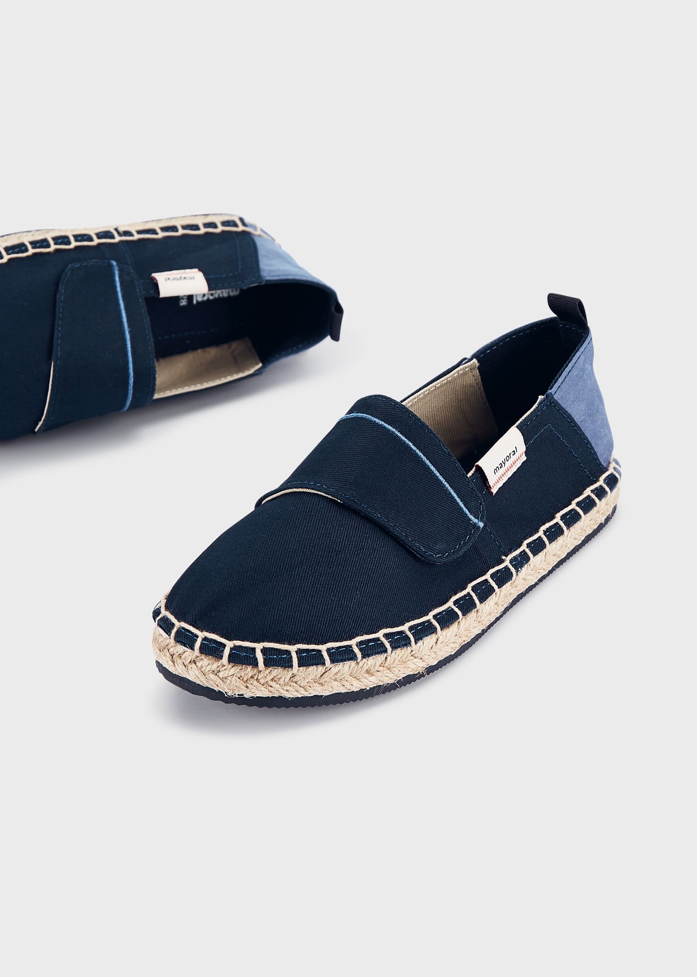 Alpargata infantil com fecho de velcro