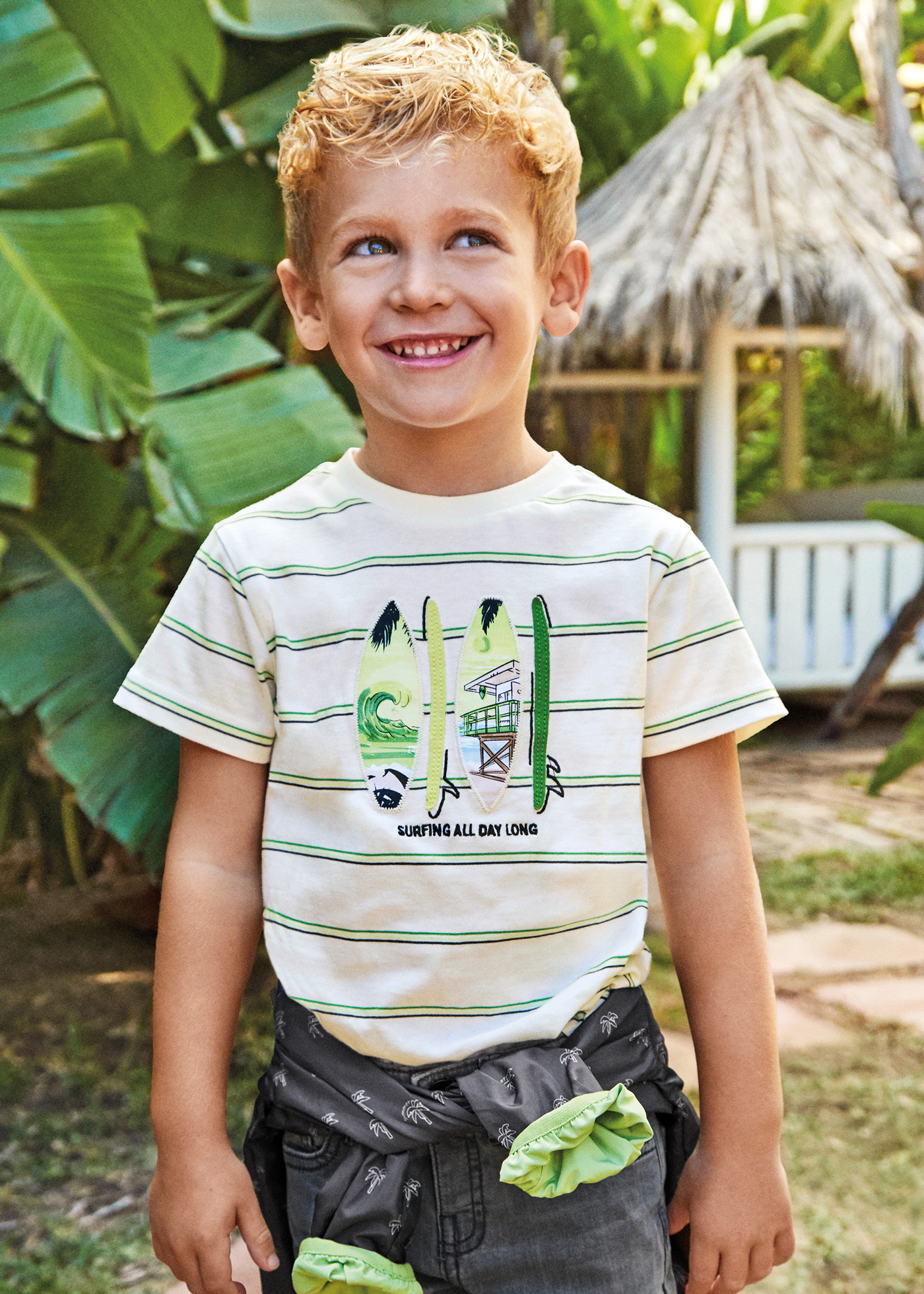 Camiseta infantil com bordados em algodão sustentável.