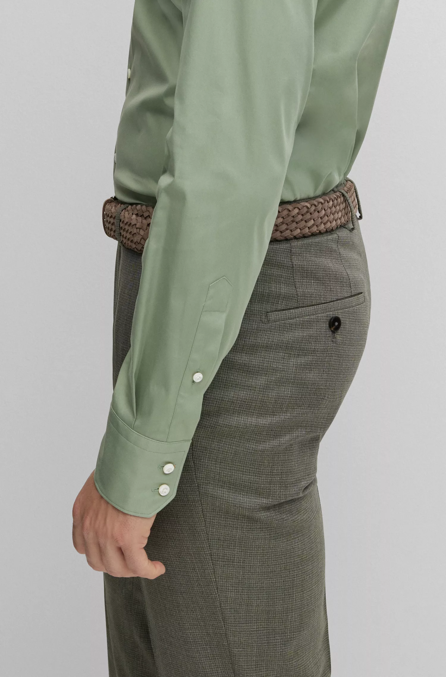 Camisa BOSS cor camelo, corte regular, em popeline elástica de algodão misto.