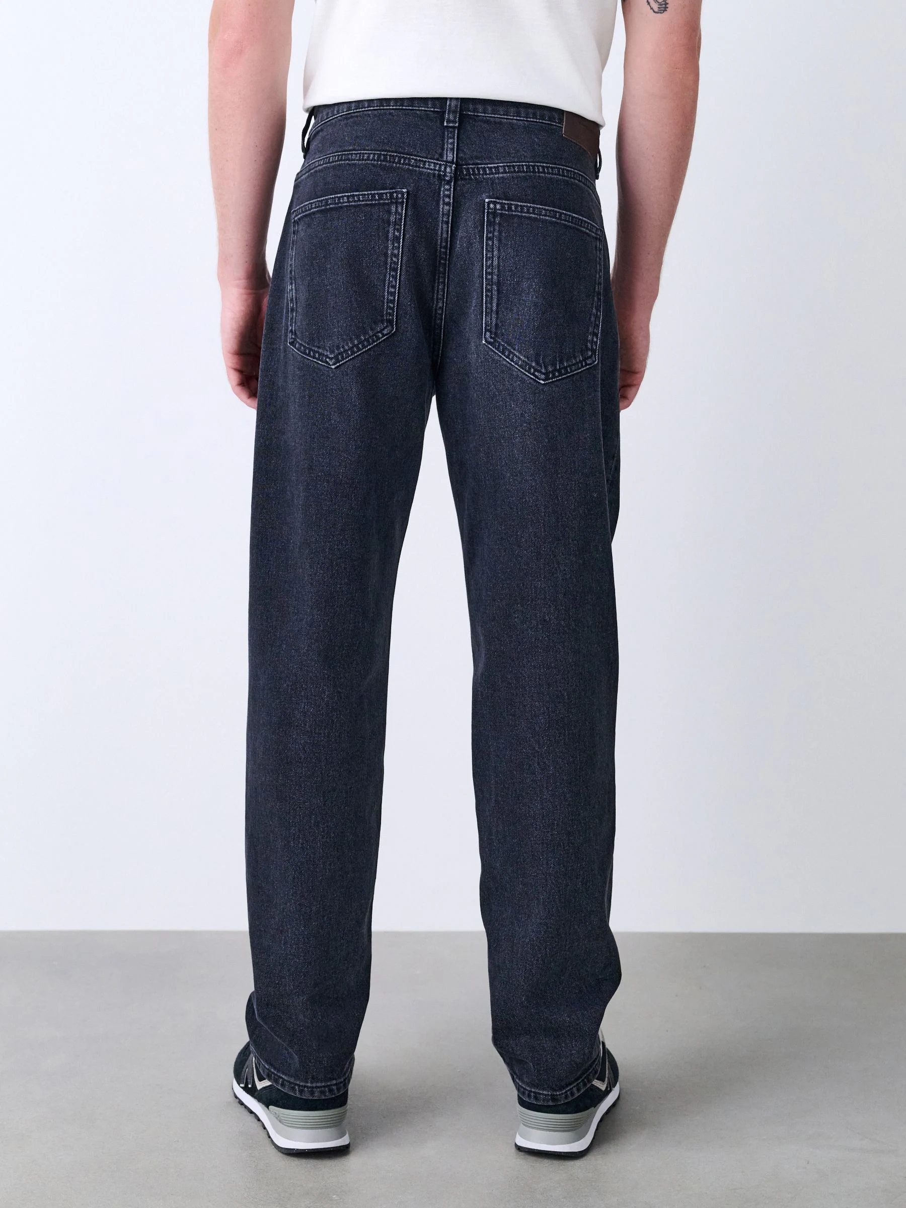 Zwart - Relaxte uitlopende pasvorm - Vintage wash denim jeans