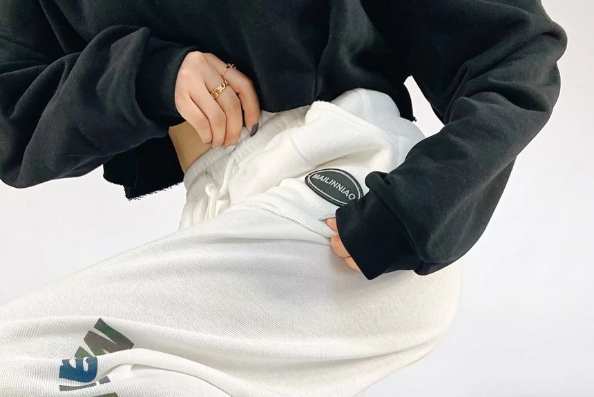 Reknovine - Losse joggingbroek met trekkoord en letters
