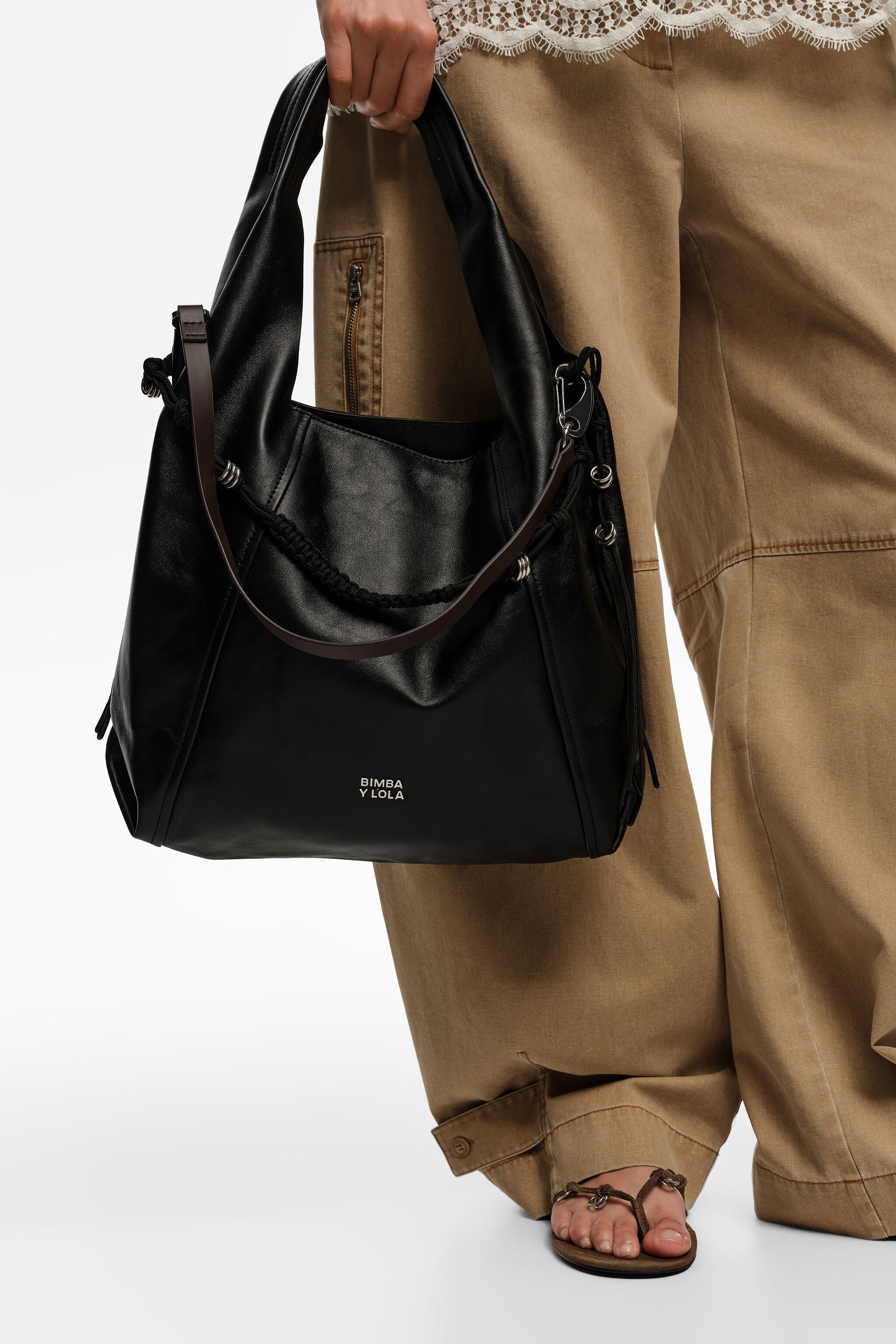 Bolsa de ombro grande de couro preto estilo papel.