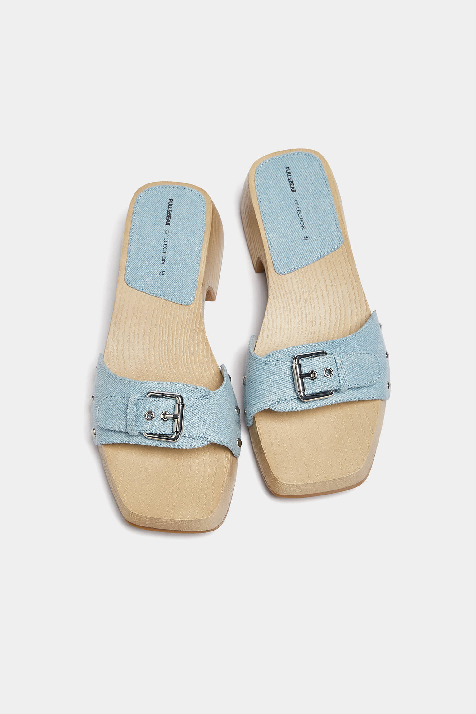 Tamanco de jeans com fivela de madeira