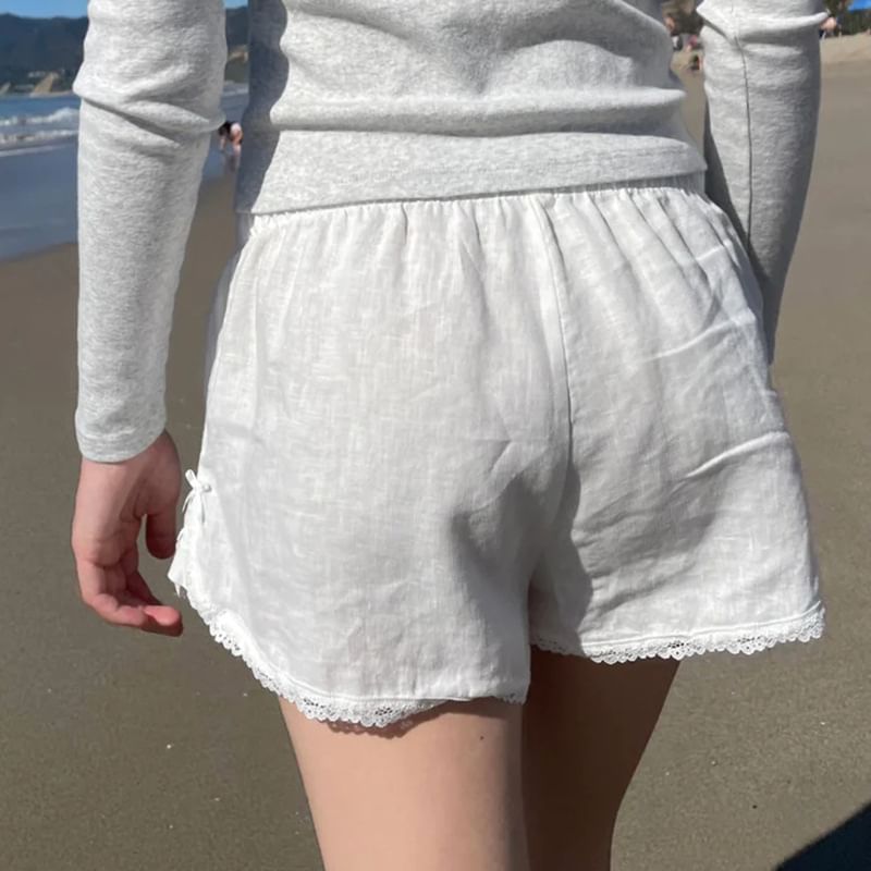 PolkaBella - Lage, effen hotpants met kanten rand