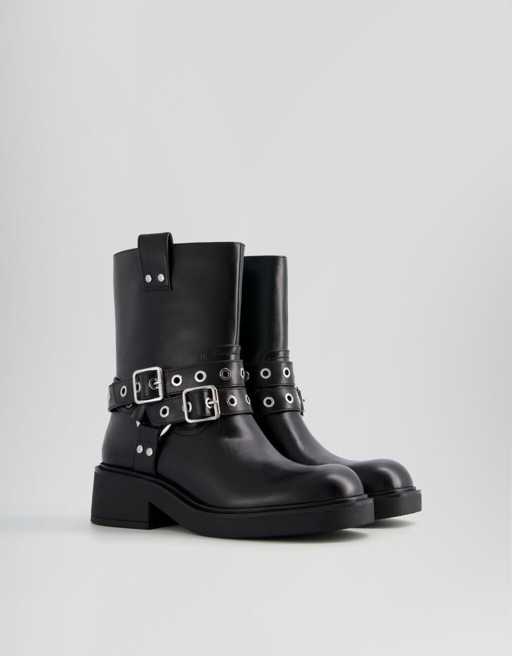 Botas de cano curto estilo motociclista com detalhes de fivela