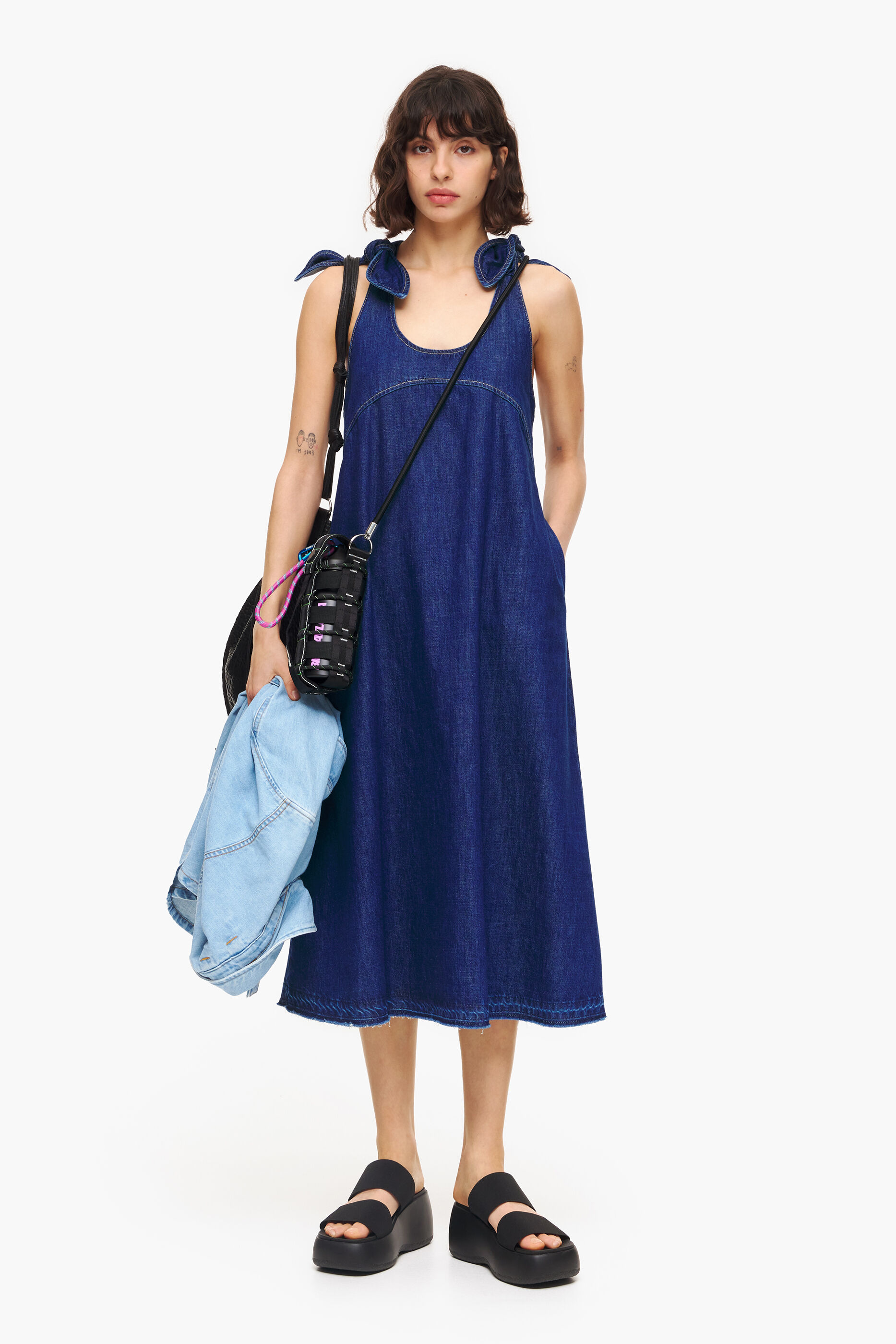 Vestido jeans azul escuro com modelagem evasê