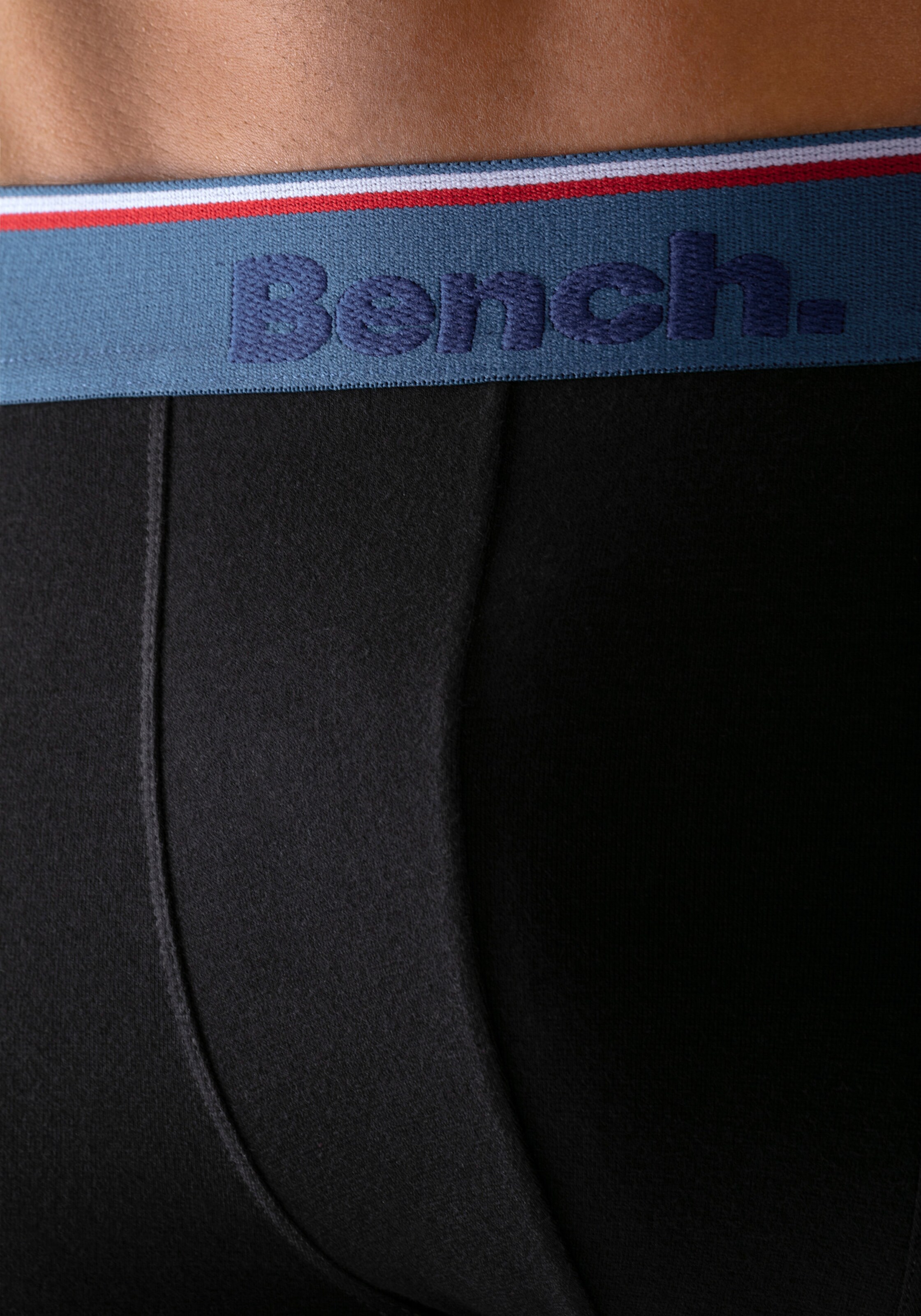 Bench. Langer Boxer in schwarz