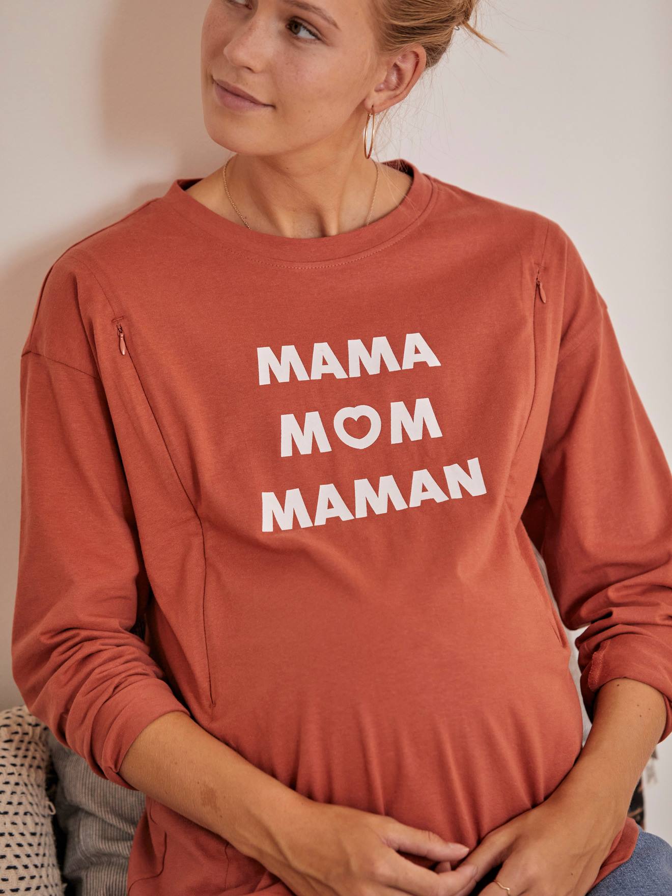 Camiseta lisa marrom média com estampas e mensagem sobre gravidez e amamentação.