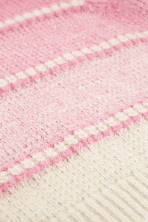Roze gebreide trui met strepen