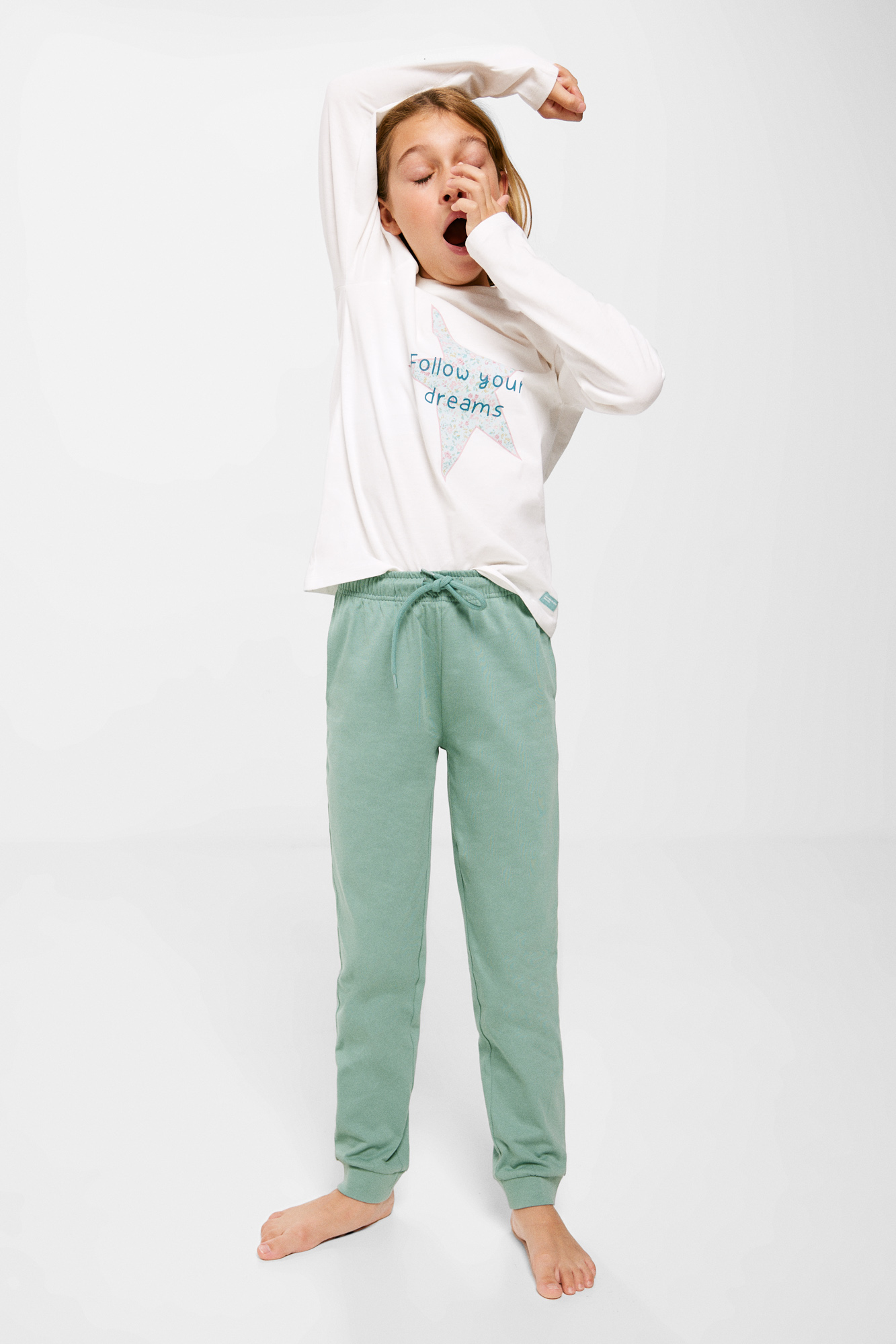 Pijama infantil de algodão com estampa de estrelas.