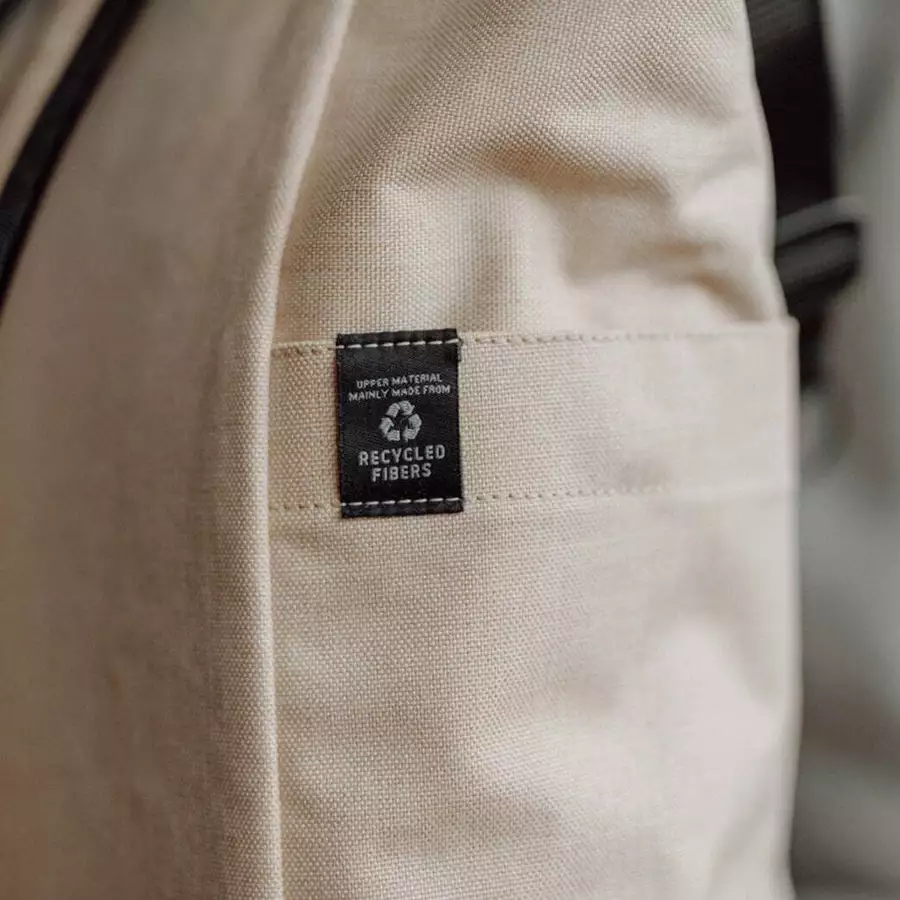 Anna und Oskar Fairer Wickelrucksack Kalle aus recyceltem Material Sand