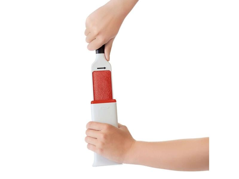Oxo Good Grips Kleiderbürste FurLifter Rot/Schwarz/Weiss Selbstreinigende Kleiderbürste