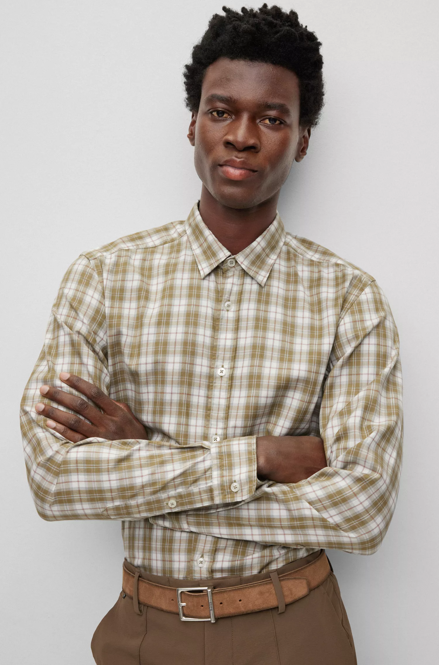 Camisa BOSS preta de corte regular em sarja elástica xadrez.