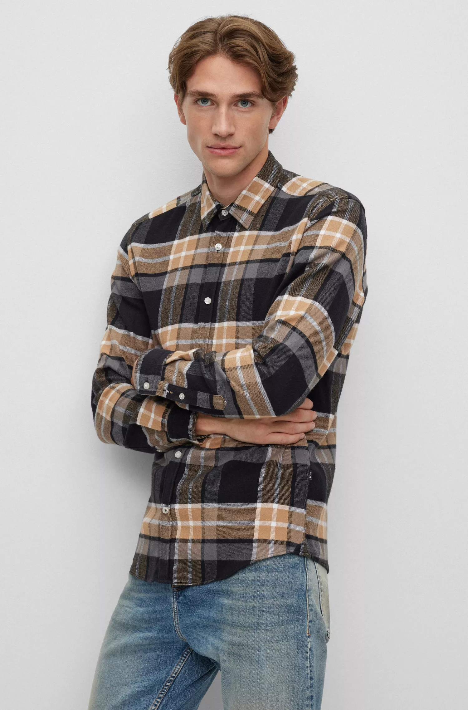 Camisa BOSS preta de corte regular em algodão xadrez lavado.