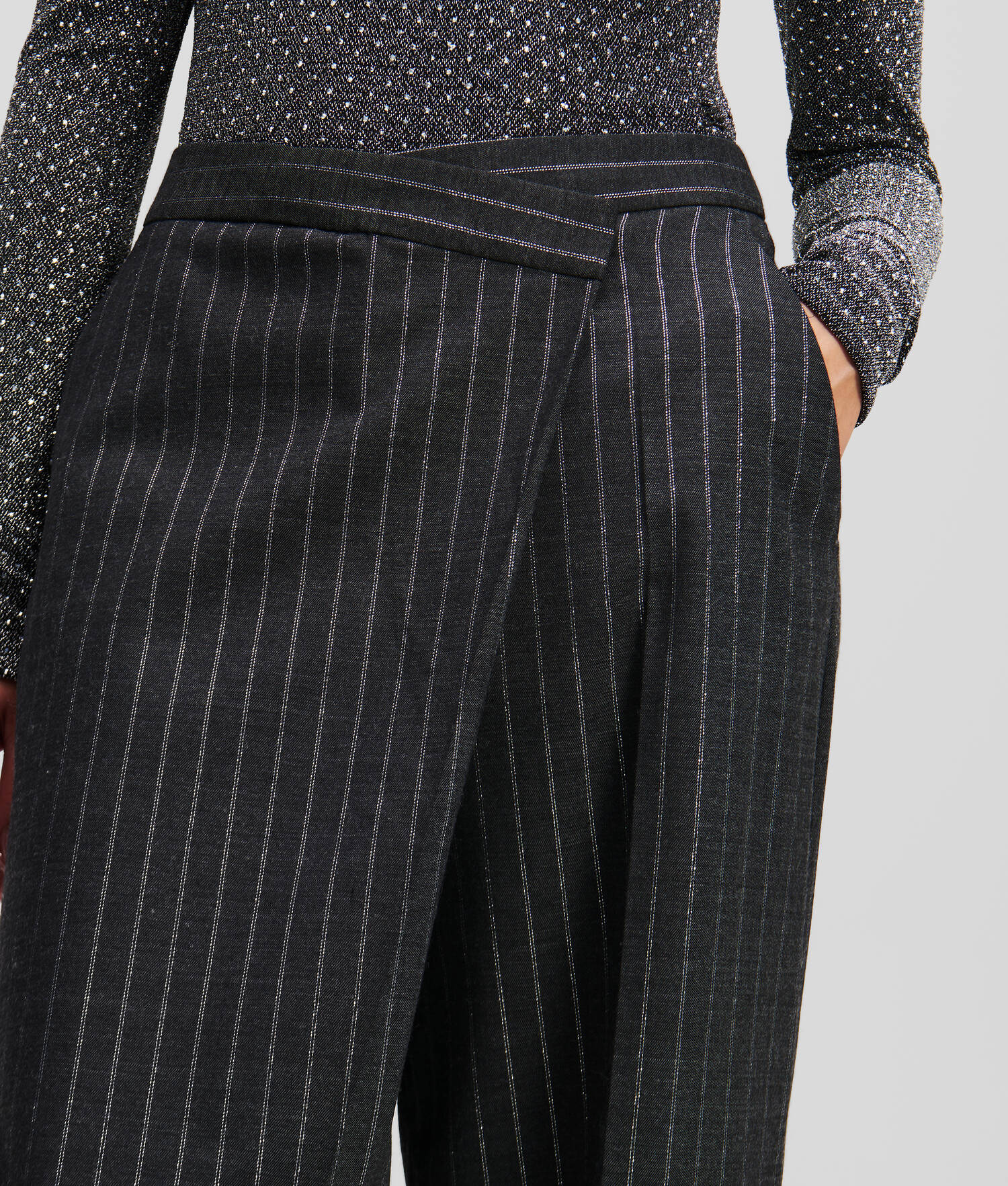 PANTALON PORTEFEUILLE À FINES RAYURES