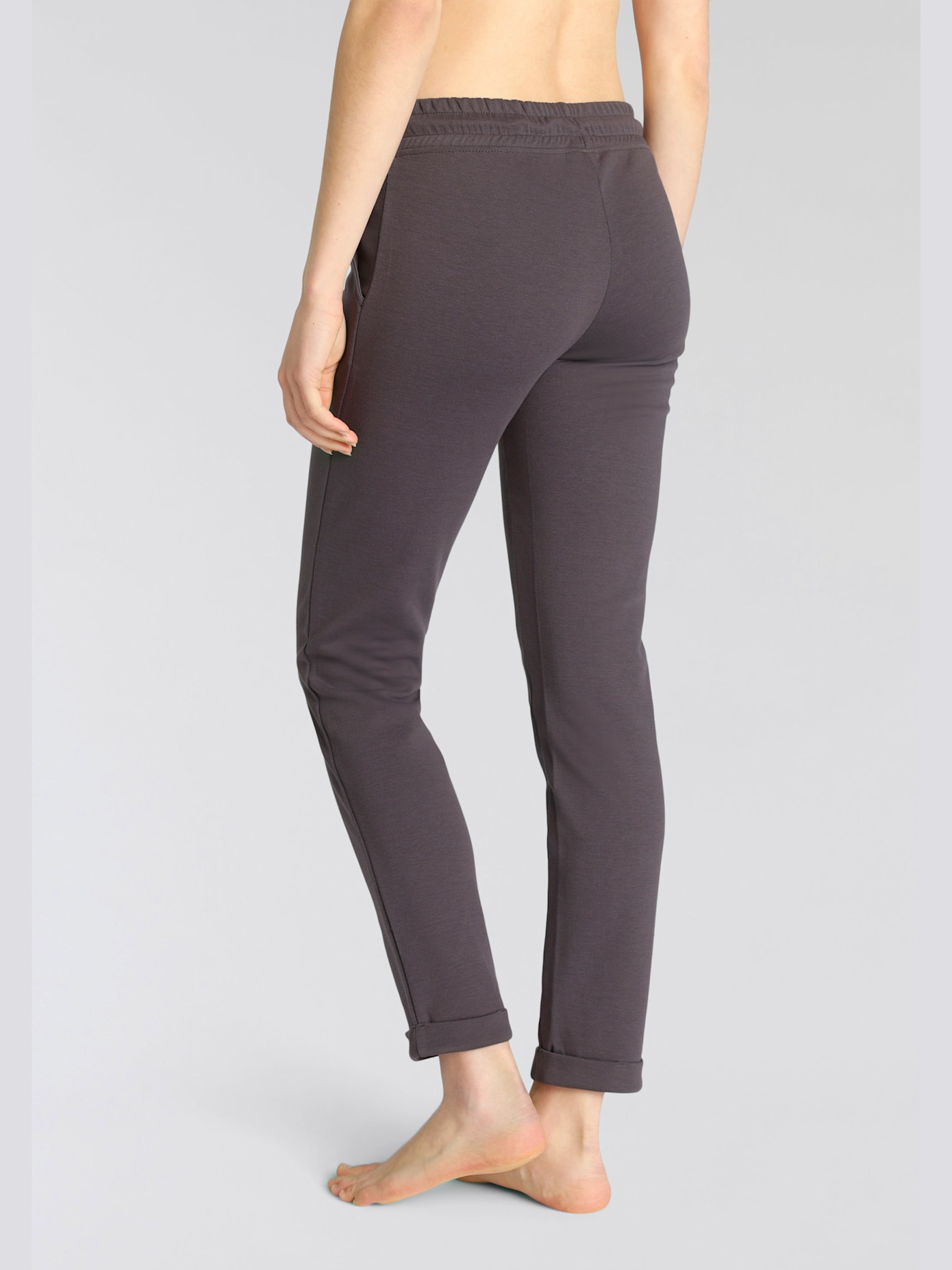Pantalon basique avec petit logo brodé