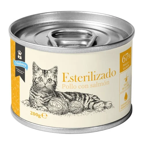 Frango esterilizado e lata de salmão para gatos da marca Breeders.
