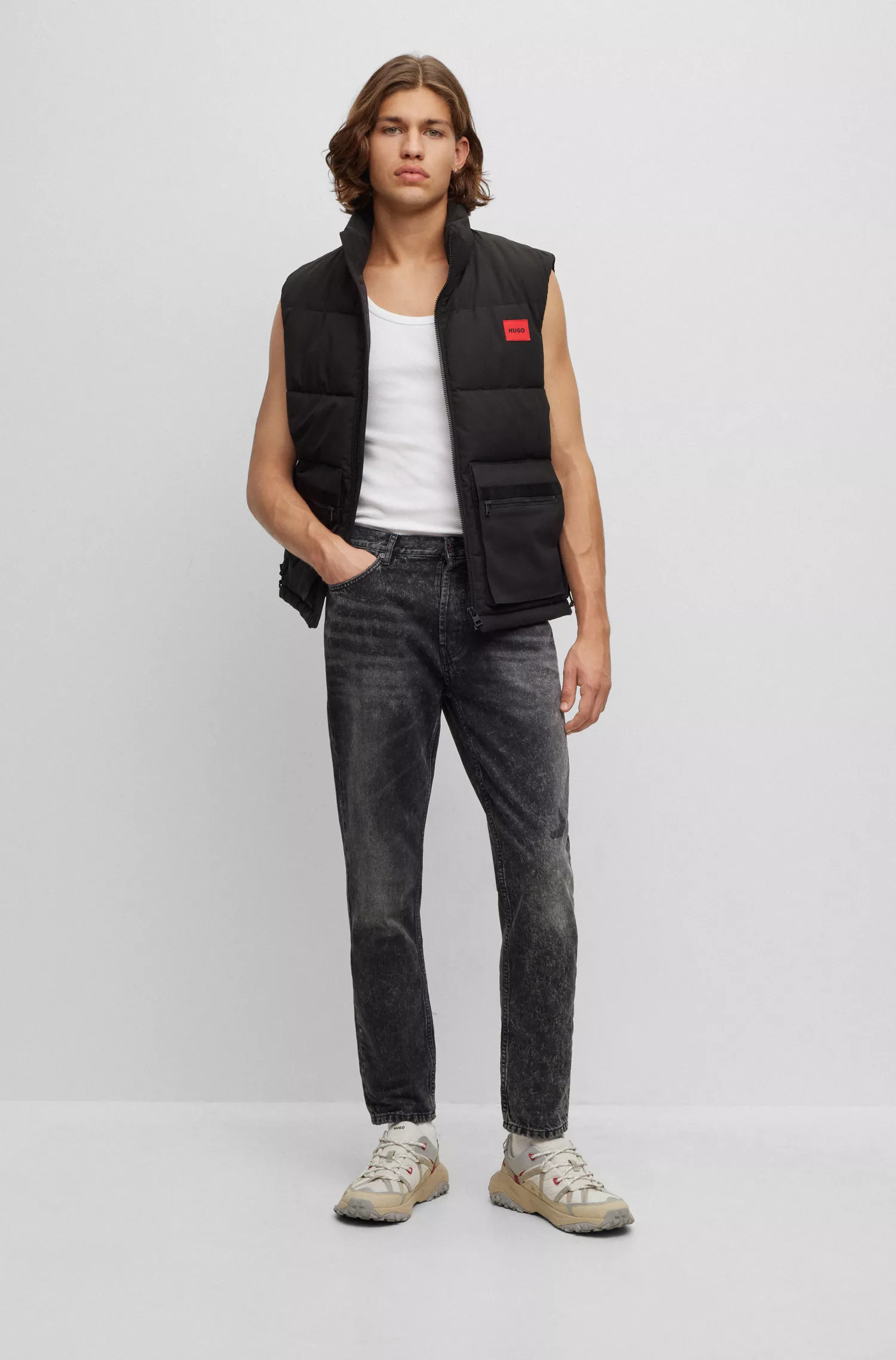 Calça jeans HUGO vermelha, corte afunilado, em denim rígido preto.