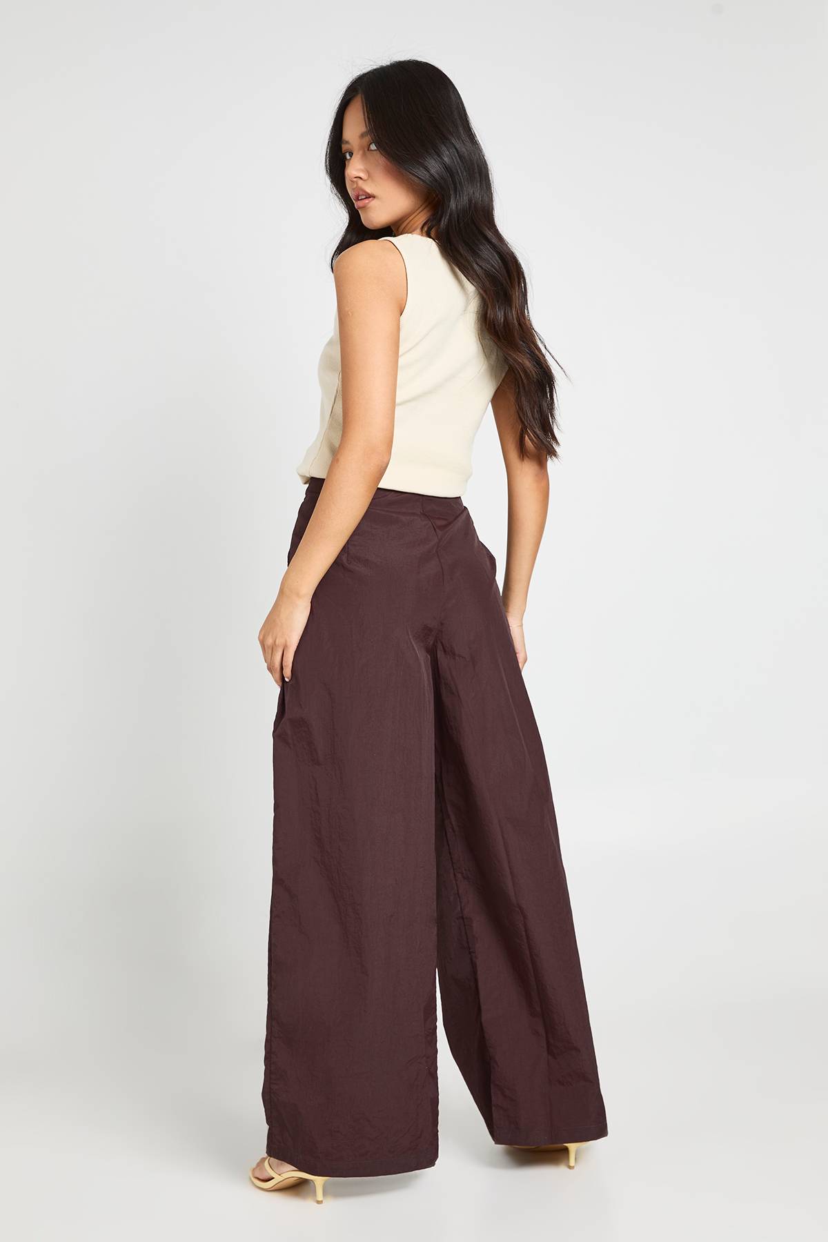 boohoo Pantalon Cargo En Nylon Avec Détails Plissés Petite