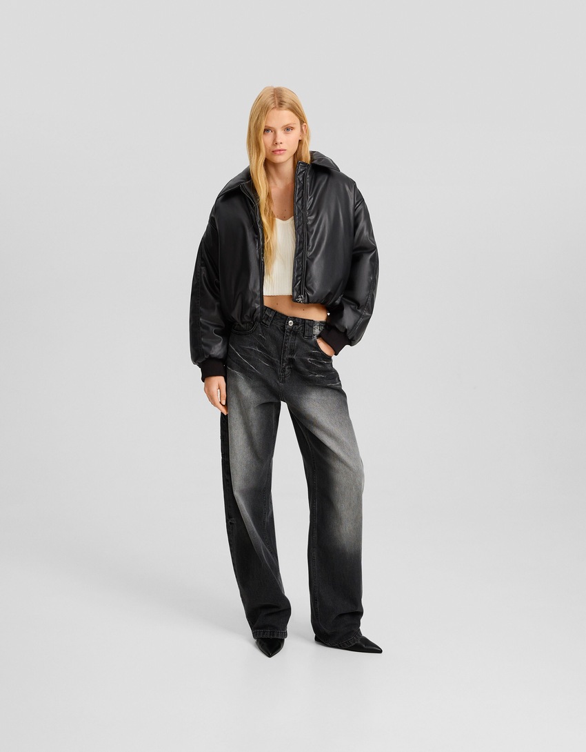 Jaqueta puffer cropped em imitação de couro com gola de lapela