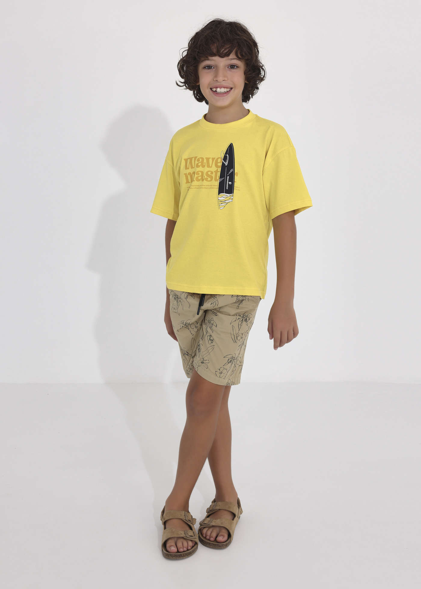 Camiseta infantil com estampa sustentável em algodão.