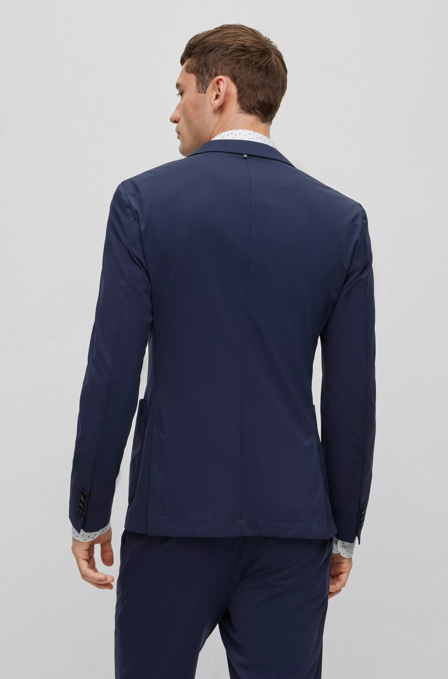 Jaqueta BOSS preta, corte slim, em tecido elástico de alta performance.