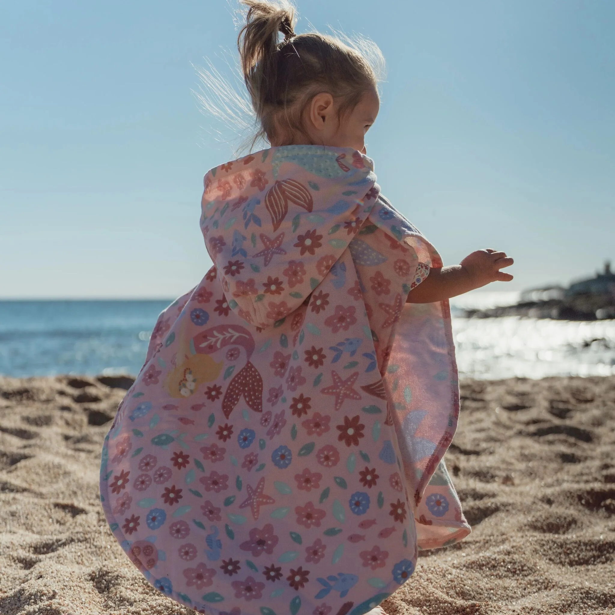 Roze strandponcho kind – zacht, absorberend & zeemeerminnen print