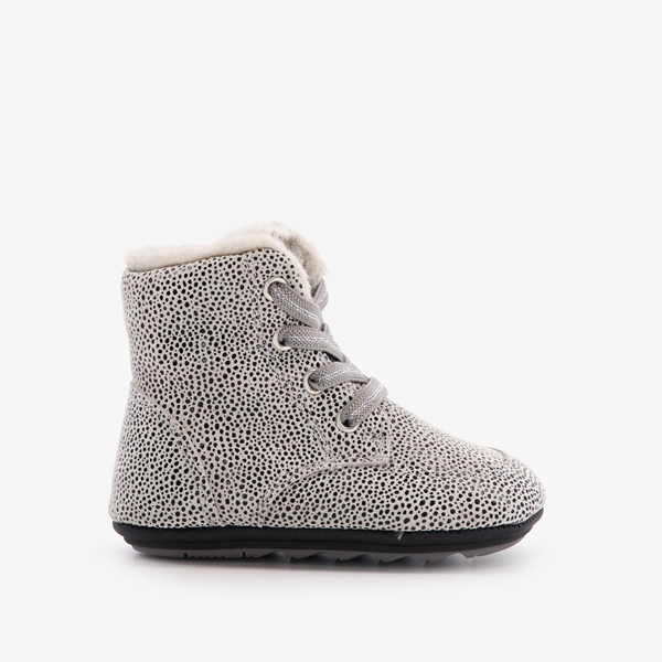 Groot gevoerde leren babyschoenen met stippen