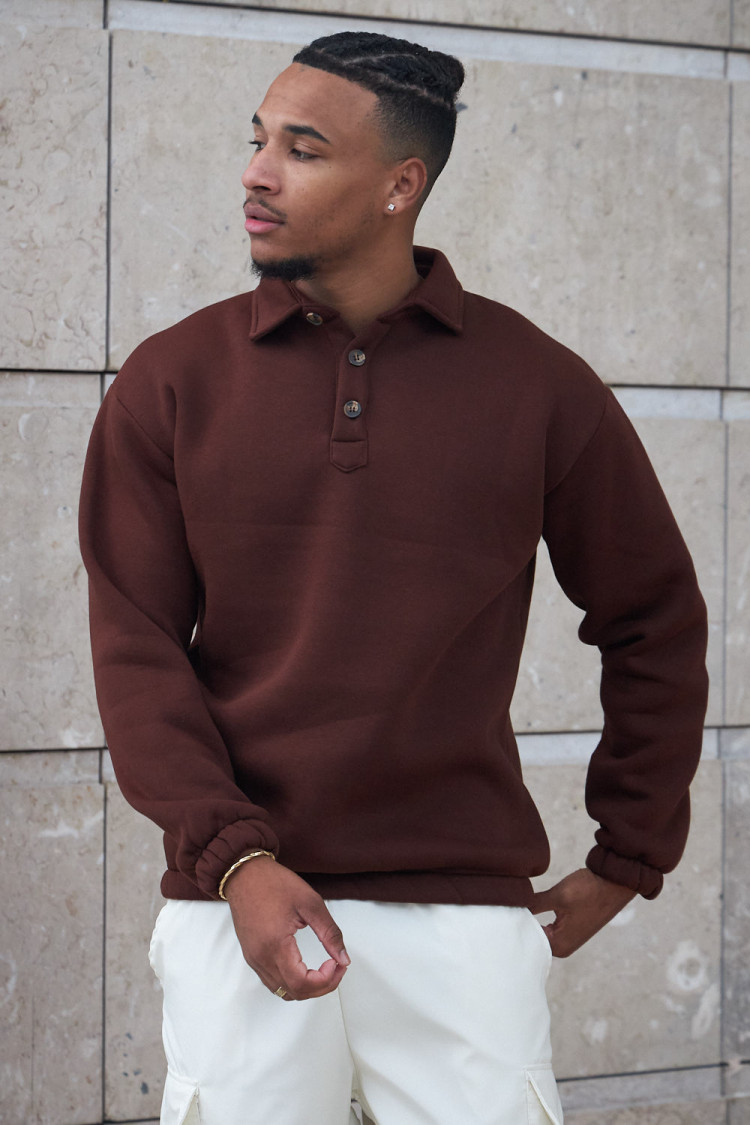 Pull large marron à col boutonné