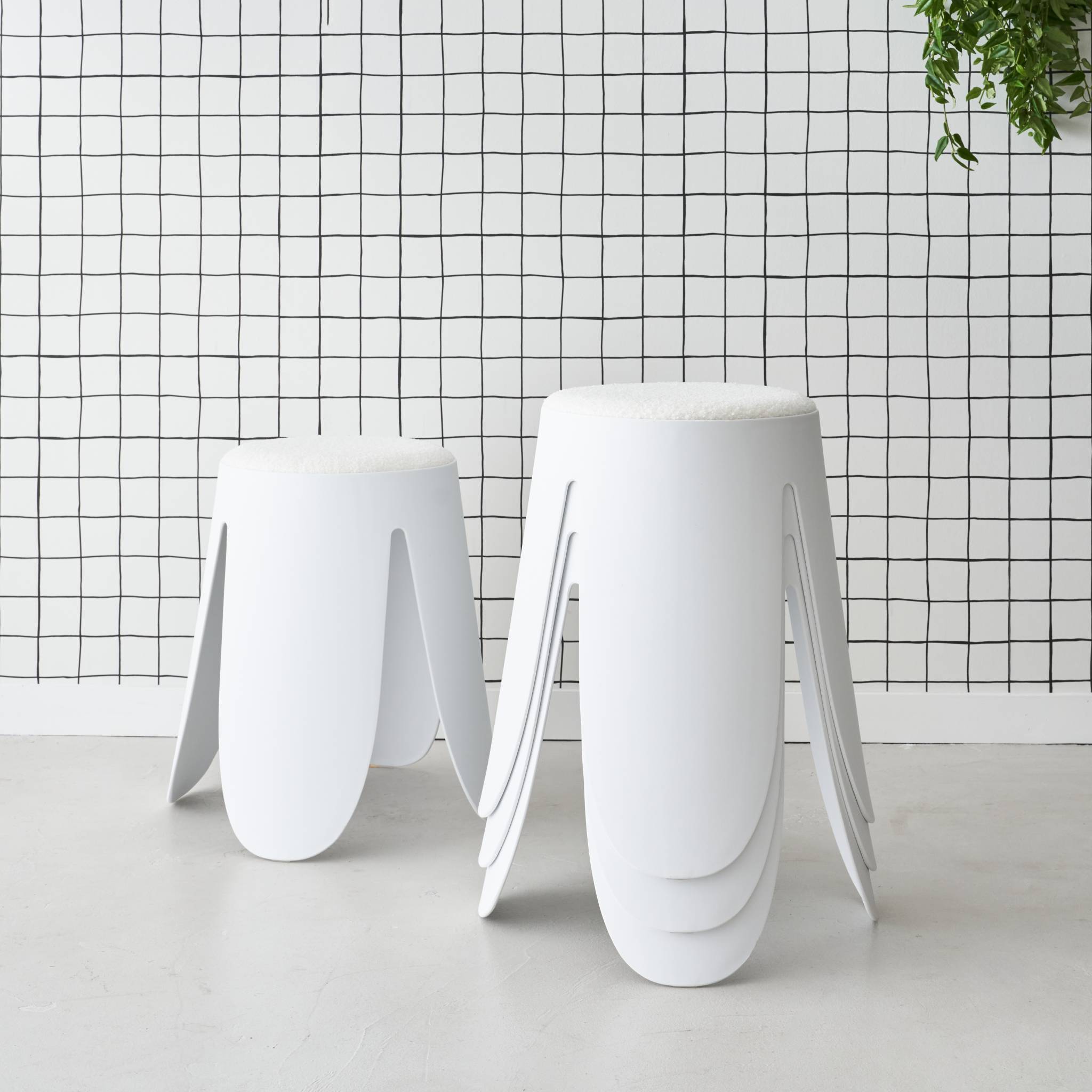 Set de 4 tabourets empilables blancs. Bouclette texturée. Niki. Ø30 / 44 x h46cm