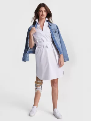 Vestido camisa na altura do joelho com estampa de listras e logo adaptável