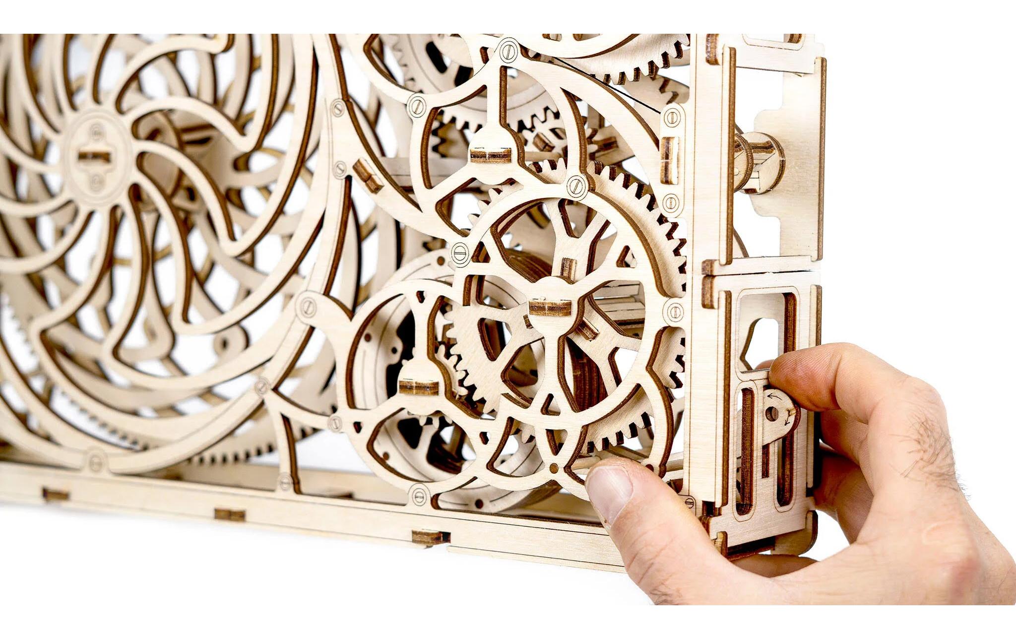 Tiny Adventures – Kinetic Picture HolzbausatzKinetisches Bild mit beweglichen Elementen, angetrieben von Gummimotor