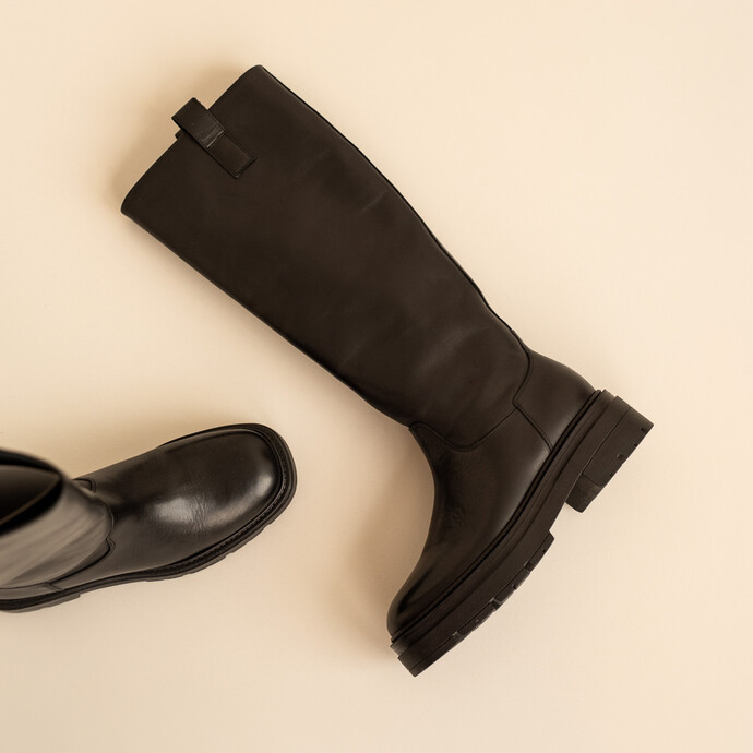 Bottes à semelles crantées et bouts carrés  en cuir noir
