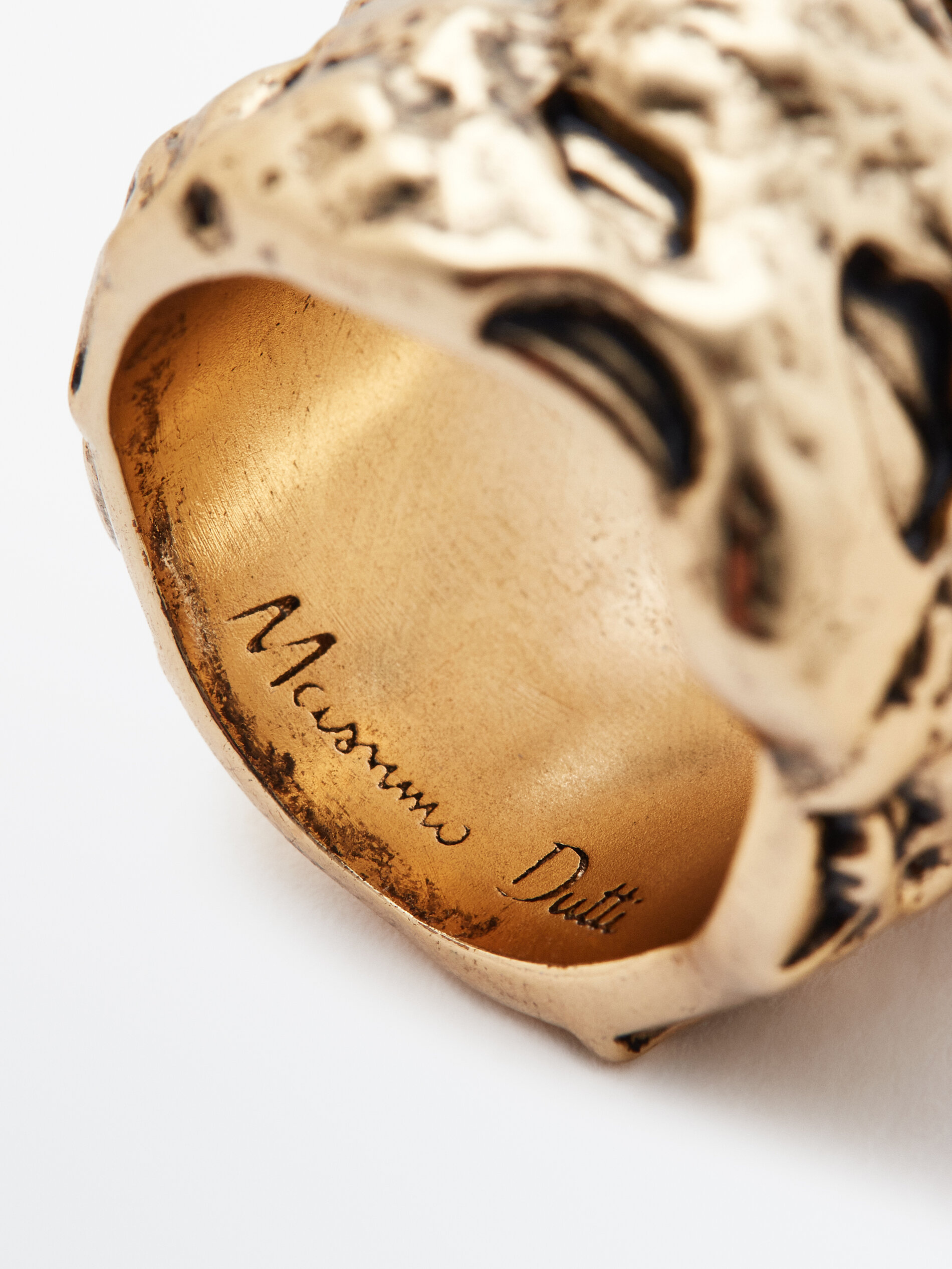 Anel com textura dourada - OURO