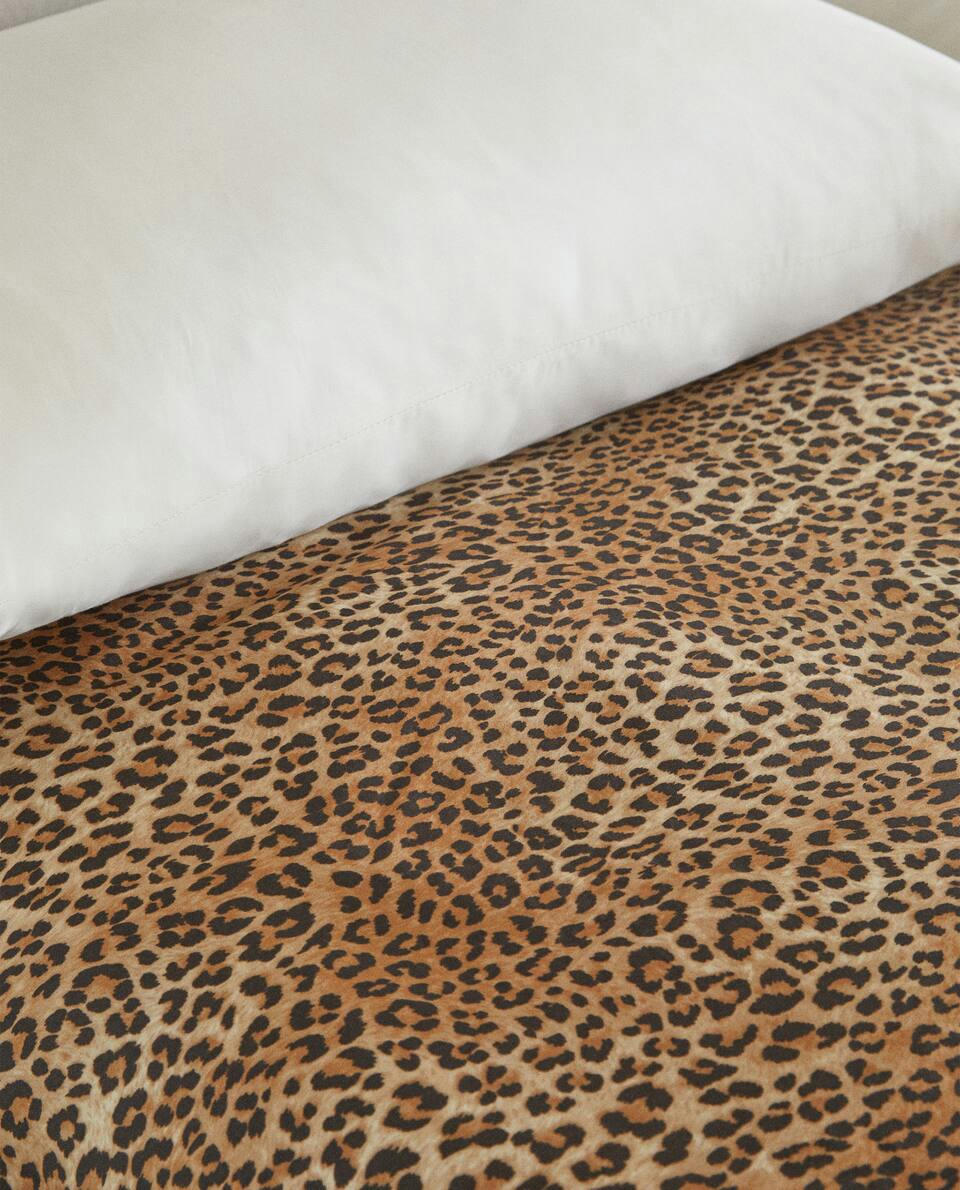 CAPA DE EDREDOM EM CETIM COM ESTAMPA DE LEOPARDO