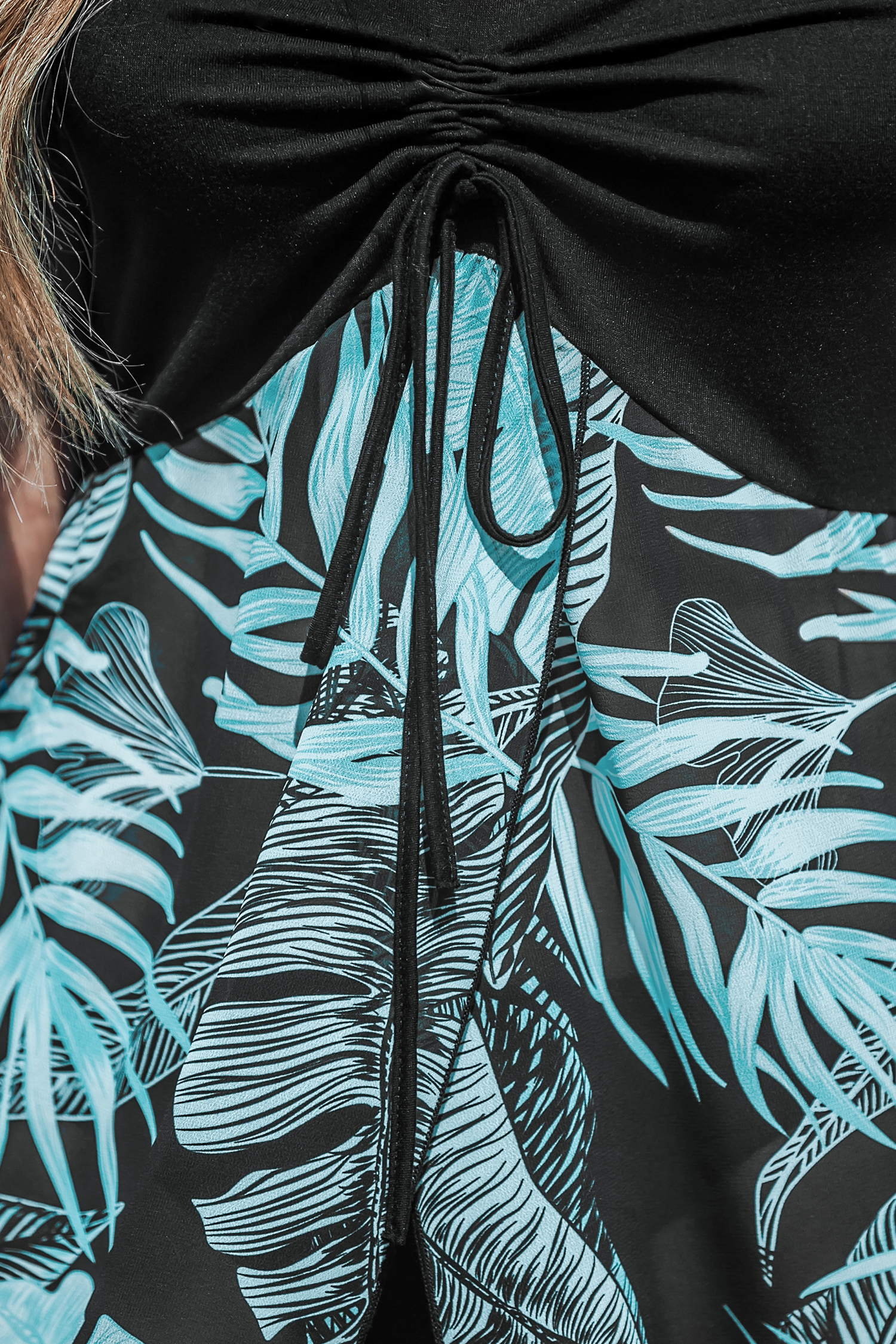 Robe cover up tube asymétrique à col en cœur tropicale