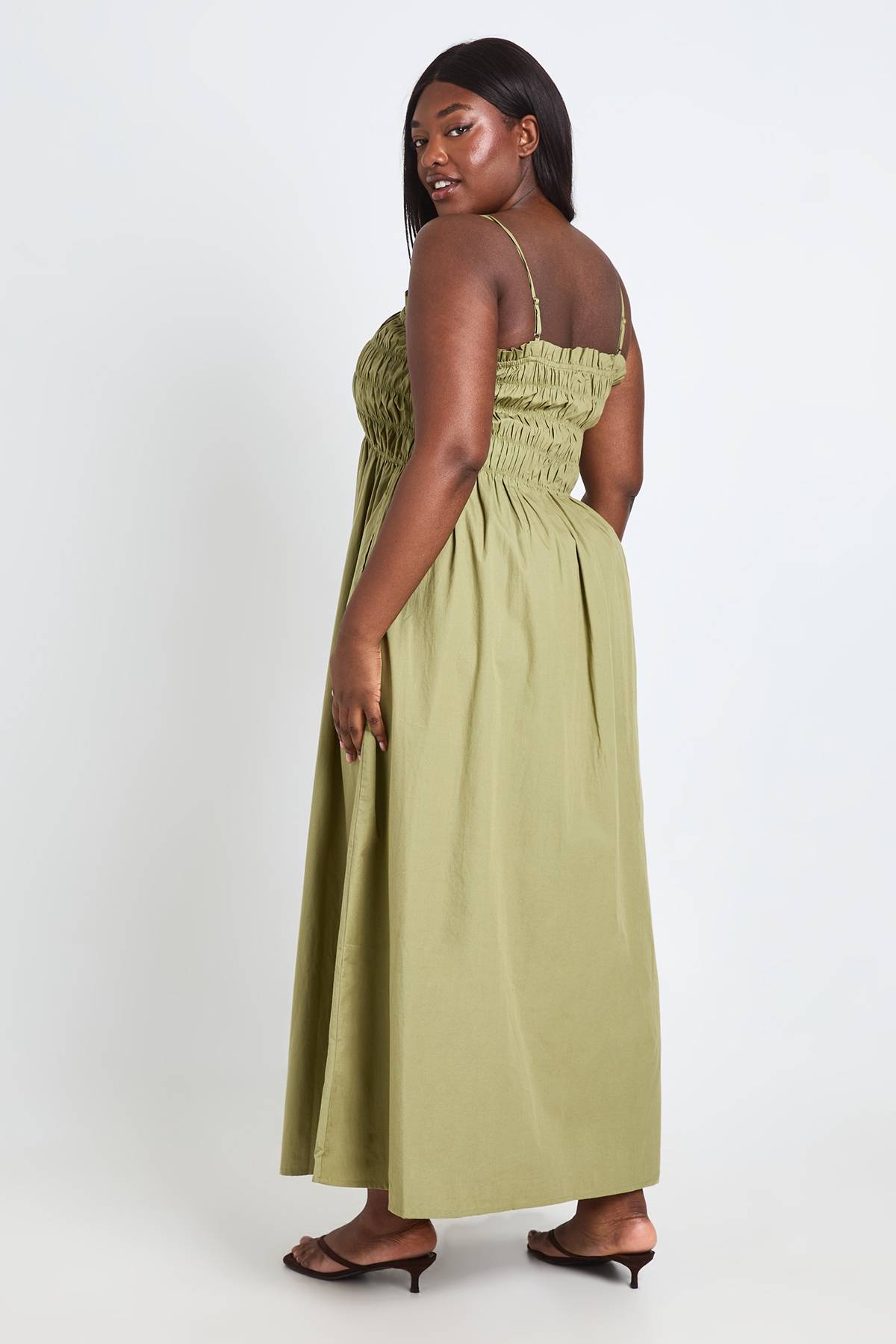 boohoo Robe Maxi Grande Taille En Popeline De Coton Froncée À Bretelles