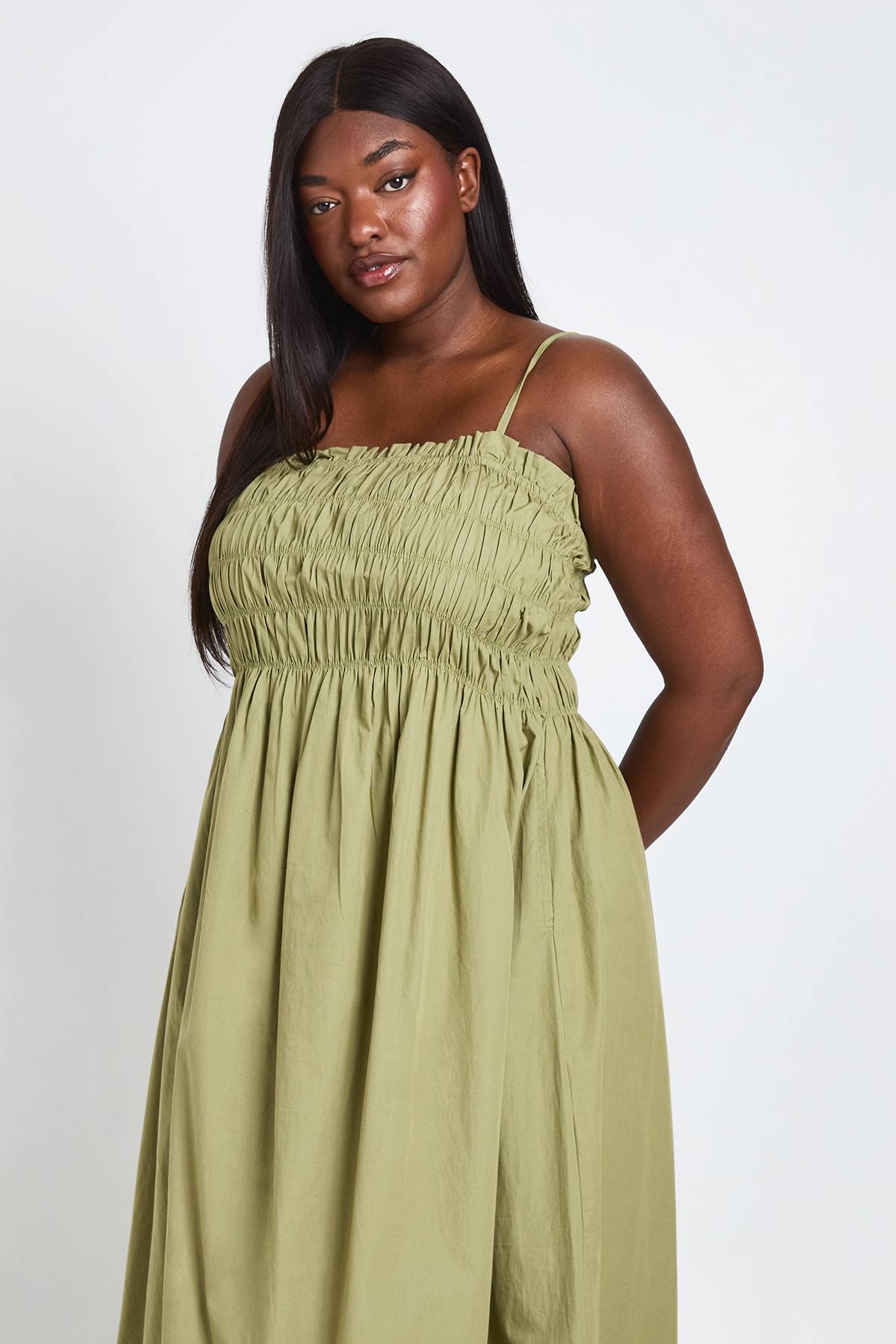 boohoo Robe Maxi Grande Taille En Popeline De Coton Froncée À Bretelles