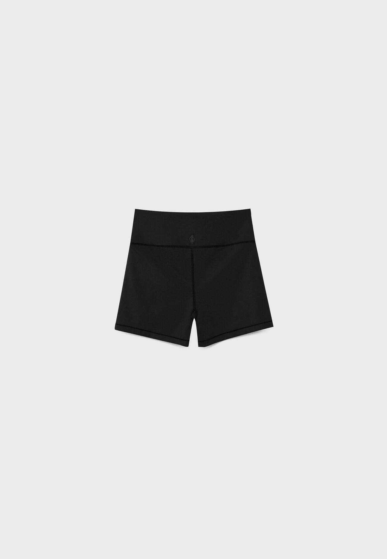 Shorts curtos com cós cruzado