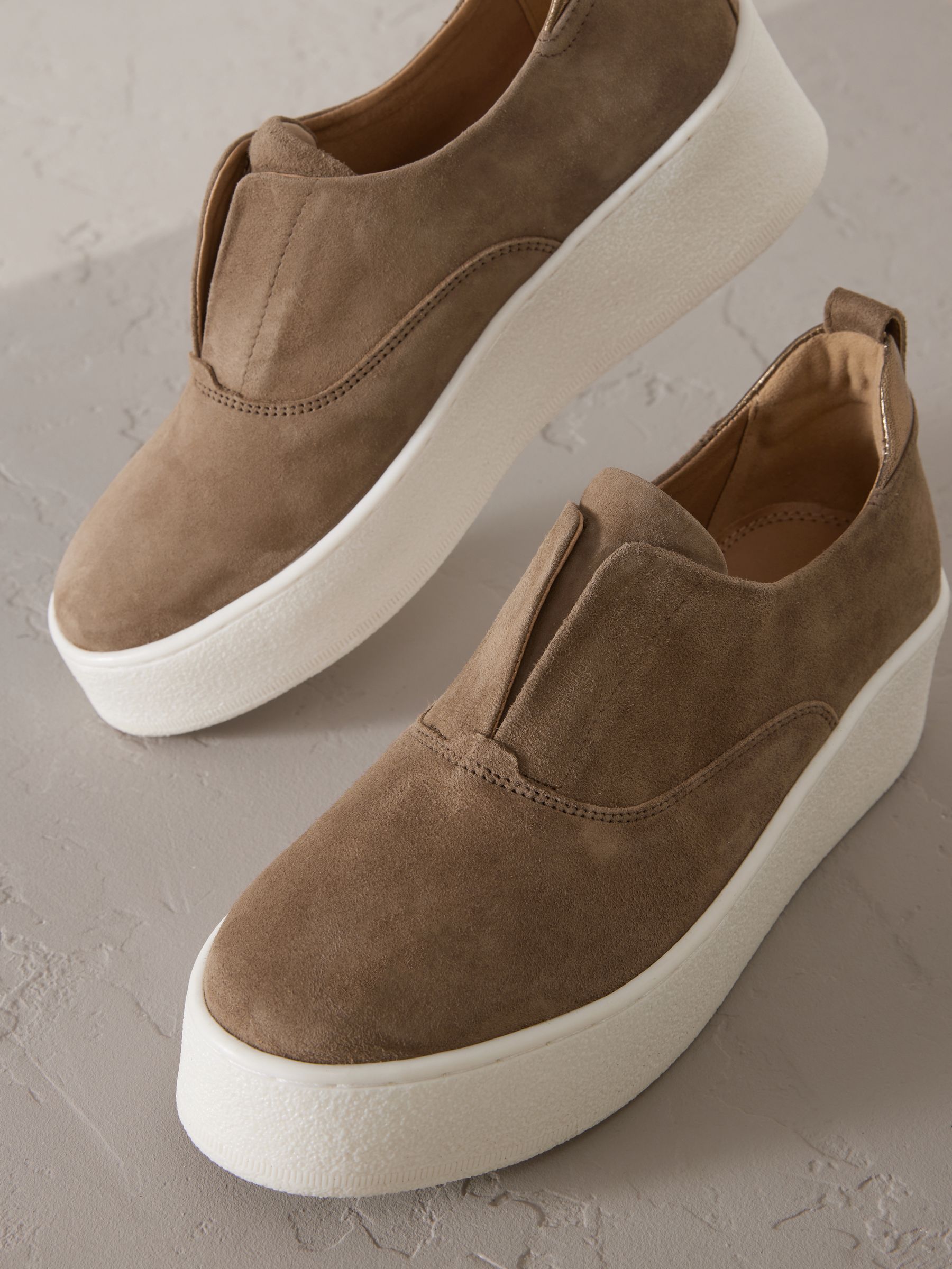 Chocoladebruin - Signature leren sneakers met dikke plateauzolen en sleehak